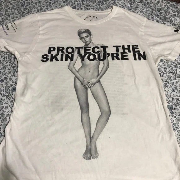 Marc Jacobs “ protect the skin you’re in” t shirt Miley Cyrus - Picture 1 of 6